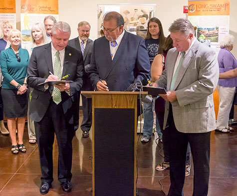 northeastern state universisty president turner signs mou with the keetoowah band of cherokee indians